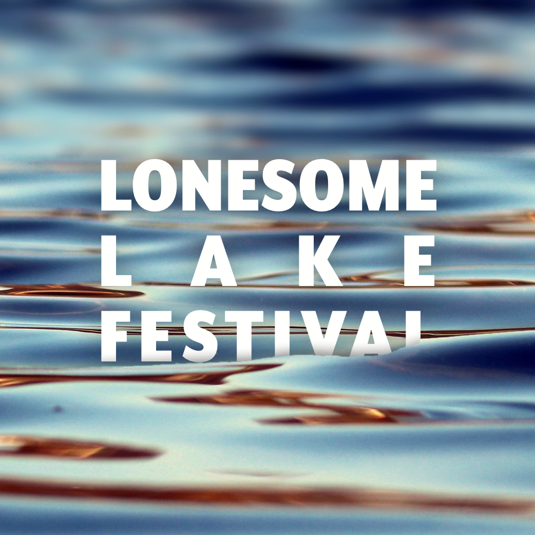 Schriftzug Lonesome Lake Festival auf weich-glänzender Seeoberfläch mit Blau und goldbraun, leicht in Wellen eingebettet