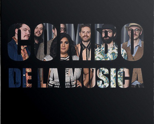 Schwarzes Platten-Cover mit Schriftzug Combo de la Musica. In den Buchstaben Bandfoto mit einer Frau in Mitte und sechs Männern