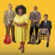 Vierköpfige Band vor einfarbig gelbem Hintergrund: In der Mitte steht eine Frau mit lockigem, schwarzem Haar in einem knielangen, gelben Kleid und Sandalen, die Hände locker vor dem Körper gefaltet. Links und rechts neben ihr stehen zwei Männer in Anzügen mit Krawatte, jeweils mit einer E‑Gitarre bzw. einem E‑Bass vor sich. Rechts sitzt ein weiterer Mann im Anzug auf einem Stuhl und hält eine Snare-Drum auf dem Schoß.