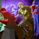 Collage einer Live-Band auf einer farbig beleuchteten Bühne: Im Vordergrund spielen zwei junge Männer E-Gitarre und Bass, in der Mitte springt eine weiterer junger Mann mit ausgestreckten Armen, im Hintergrund sitzt ein Schlagzeuger am Schlagzeug;
